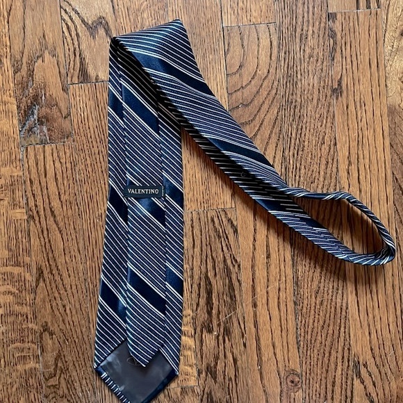 Valentino Men’s Navy Blue Striped Silk Neck Tie. Excellent condition. - Picture 3 of 5